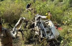 अंतिम संस्कार से लौट रहे लोगों का वाहन खाई में गिरा, आठ की मौत