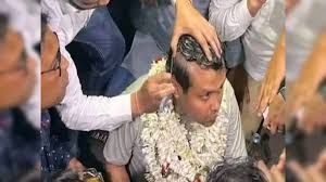 भाजपा के कौस्तुव बागची ने तृणमूल की हार के बाद अपना सिर मुंडवा कर रखने का प्रण तोड़ा भाजपा के कौस्तुव बागची ने तृणमूल की हार के बाद अपना सिर मुंडवा कर रखने का प्रण तोड़ा