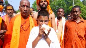 कोलकाता के ब्रिगेड परेड ग्राउंड में शंखनाद से गूंजा माहौल, साधु-संत बोले- ‘बंगाल में आया राम राज्य’ कोलकाता के ब्रिगेड परेड ग्राउंड में शंखनाद से गूंजा माहौल, साधु-संत बोले- ‘बंगाल में आया राम राज्य’