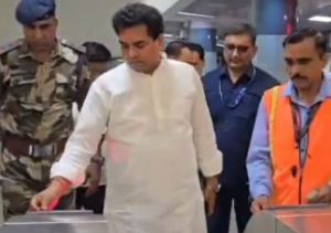  पीएम मोदी की ईंधन बचाने की अपील के बाद दिल्ली के मंत्री ने की मेट्रो से यात्रा 