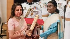 राष्ट्रपति द्रौपदी मुर्मू ने अभिनेता धर्मेंद्र को मरणोपरांत पद्म विभूषण से सम्मानित किया