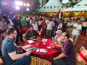 ब्रिक्स बैठक : इंदौर की चाट-चौपाटी पहुंचे विदेशी प्रतिनिधि, पारंपरिक व्यंजनों का लुत्फ उठाया