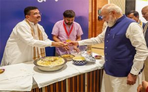 &lsquo;ये वाला खिलाओ&hellip;&rsquo; एनडीए की बैठक से पहले सीएम सुवेंदु अधिकारी ने पीएम मोदी को खिलाई झालमुड़ी