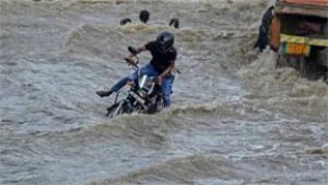  बारिश का कहर: भूस्खलन में एक ही परिवार के तीन लोगों की मौत; दो लोग बहे