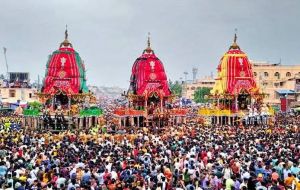 पुरी रथ यात्रा: भगवान जगन्नाथ, बलभद्र और देवी सुभद्रा का गुंडिचा मंदिर में प्रवेश