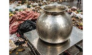 शाबाश नगर निगम- इंदौर कचरे के ढेर से ढूंढ निकाला गया लाखों रुपये का रजत कलश शाबाश नगर निगम- इंदौर कचरे के ढेर से ढूंढ निकाला गया लाखों रुपये का रजत कलश