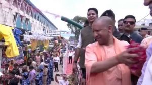 योगी आदित्यनाथ ने मेरठ में कांवड़ियों पर की पुष्पवर्षा, सुख-शांति और समृद्धि की कामना की योगी आदित्यनाथ ने मेरठ में कांवड़ियों पर की पुष्पवर्षा, सुख-शांति और समृद्धि की कामना की