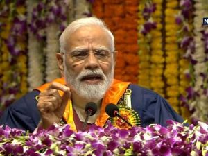 बिना सोचे-समझे स्वीकार की जाने वाली बातों पर सवाल उठाएं: प्रधानमंत्री ने छात्रों से कहा