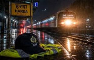 ड्यूटी पर तैनात आरपीएफ कॉन्स्टेबल की ट्रेन की चपेट में आने से मौत...!