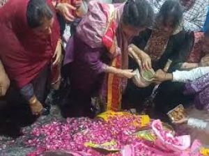 गृह मंत्री अमित शाह की पत्नी ने की गोवर्धन में पूजा-अर्चना