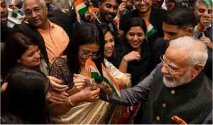 ताशकंद में पीएम मोदी का भव्य स्वागत, भारतीय समुदाय ने लगाए &lsquo;मोदी-मोदी&rsquo; के नारे, महिलाओं ने बांधी राखी