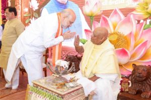 शाह ने आचार्य पद्मसागर सूरीश्वर के 92वें जन्मदिन पर अहमदाबाद में उनसे मुलाकात की