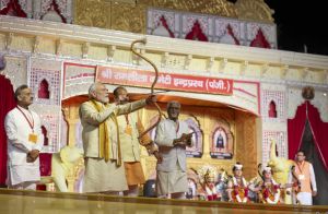 दशहरा उत्सव का आनंद लेने के लिए रामलीला मैदानों में उमड़े लोग