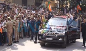 पीएम मोदी के स्वागत में काशी में उमड़ा जनसैलाब, &lsquo;हर-हर महादेव&rsquo; के जयघोष से गूंजा नमो घाट