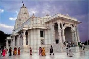 मंदिर के चारों ओर क्यों की जाती है परिक्रमा, इसका कारण और सही दिशा के बारे में जानें