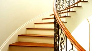   इस दिशा में बनी सीढिय़ां बन सकती है तरक्की में बाधक