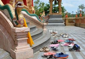 इन 5 जगहों पर जूते-चप्पल पहनकर कभी नहीं जाना चाहिए, होता है अशुभ इन 5 जगहों पर जूते-चप्पल पहनकर कभी नहीं जाना चाहिए, होता है अशुभ