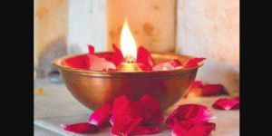घर में इस जगह और इस दिशा में जलाएंगे दीपक तो नहीं होगी धन की कमी घर में इस जगह और इस दिशा में जलाएंगे दीपक तो नहीं होगी धन की कमी