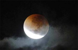 चंद्रग्रहण के बुरे असर से बचने के लिए इन बातों का रखें ध्यान चंद्रग्रहण के बुरे असर से बचने के लिए इन बातों का रखें ध्यान