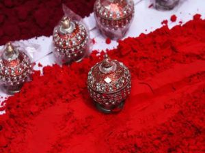  आर्थिक समस्या से लेकर पति-पत्नी के झगड़े तक, हर समस्&zwj;या का हल सिंदूर के उपाय से