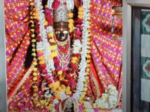इस चमत्कारिक मंदिर में तीन रूपों में दर्शन देती हैं देवी मां.... इस चमत्कारिक मंदिर में तीन रूपों में दर्शन देती हैं देवी मां....