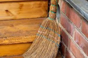 घर में नकारात्मकता बढ़ाती है पुरानी झाड़ू घर में नकारात्मकता बढ़ाती है पुरानी झाड़ू