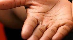 सरकारी सेवा में कमाते हैं खूब नाम, चेक करें आपके हाथ में तो नहीं है ऐसा निशान