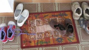 घर में इस दिशा में कभी नहीं रखें जूते-चप्पल .....जानें क्या कहता है वास्तु शास्त्र