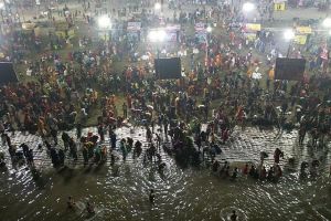 पुष्प वर्षा के बीच मौनी अमावस्या पर 1.5 करोड़ लोगों ने गंगा में लगाई डुबकी पुष्प वर्षा के बीच मौनी अमावस्या पर 1.5 करोड़ लोगों ने गंगा में लगाई डुबकी