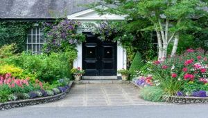 भूलकर भी घर के मुख्य द्वार पर ना रखें यह वस्तु ,हो सकता है धन का नुकसान