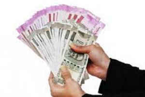 इन 5 कारणों से ही व्यक्ति के हाथ में नहीं टिकता धन इन 5 कारणों से ही व्यक्ति के हाथ में नहीं टिकता धन