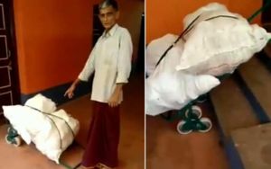किसान का देसी जुगाड़, सीढ़ी पर झटपट चढ़ जाता है भारी सामान