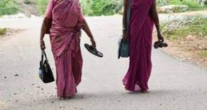  इस गांव में जूते-चप्पल पहनने पर मिलती है कड़ी सजा....!! वजह जानकर दंग रह जाएंगे