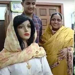 बेटे ने 17 की उम्र में मां के लिए बनाया रोबोट, घर के हर काम में मदद करती है शुद्ध देसी 'पथूटीÓ