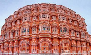   हवा महल की खूबसूरती से मंत्रमुग्ध हो जाते हैं पर्यटक, जानिए इस इमारत की कुछ दिलचस्प बातें