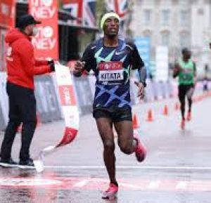 किपचोगे को पछाड़कर किताता ने लंदन मैराथन जीती किपचोगे को पछाड़कर किताता ने लंदन मैराथन जीती