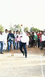   जब मंत्री डॉ. शिवकुमार डहरिया ने थामा बल्ला और लगाए चार चौके