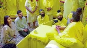  टेस्ट क्रिकेट से संन्यास लेने के बाद कोहली ने वृन्दावन में संत प्रेमानंदजी के दर्शन किये